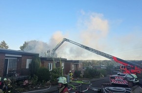 Feuerwehr Remscheid: FW-RS: Dachstuhlbrand am Falkenberg fordert umfangreichen Feuerwehreinsatz