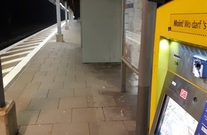 Bundespolizeiinspektion Bremen: BPOL-HB: Fahrausweisautomaten und Scheiben im Bahnhof Meckelfeld mit Eisenstange eingeschlagen