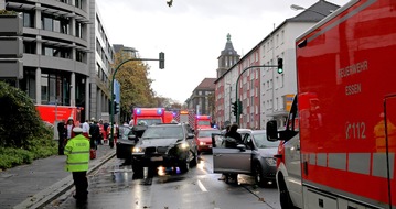 Feuerwehr Essen: FW-E: Verkehrsunfall mit drei beteiligten Pkw, fünf Personen zum Krankenhaus transportiert