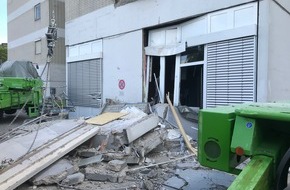 Feuerwehr Frankfurt am Main: FW-F: Balkonplatten abgestürzt - Arbeiter verletzt