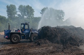 Feuerwehr Bochum: FW-BO: Brennende Grünabfälle in Bochum Langendreer - Rauchwolke zieht über die südlichen Bochumer Stadtteile - 2. Meldung