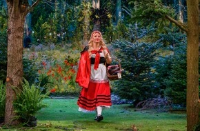 SAT.1: Evelyn Burdecki allein im Märchenwald - SAT.1 zeigt "Rotkäppchen" in "Die Comedy Märchenstunde" am Montag, 12. Dezember
