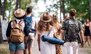 Clark Germany GmbH: Festivals 2021: Worauf man neben Campingstuhl und Co. noch achten sollte