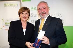 BARMER: Hohe Auszeichnung für den Vorsitzenden des Verwaltungsrates der BARMER / Bundesgesundheitsministerin Ulla Schmidt überreicht Holger Langkutsch Bundesverdienstkreuz