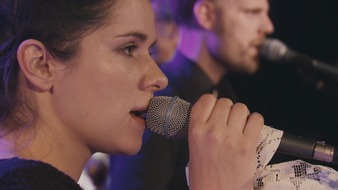 ZDF: Nora Tschirner backstage / Dokumentarfilm des kleinen Fernsehspiels im ZDF (FOTO)