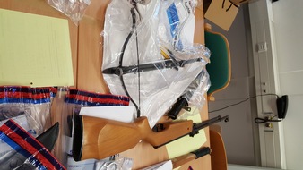 Polizeidirektion Göttingen: POL-GOE: Fotos sichergestellter Gegenstände zur Pressemitteilung "Durchsuchung wegen des Verdachts der Bildung von bewaffneten Gruppen"