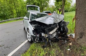Kreispolizeibeh&ouml;rde Oberbergischer Kreis: POL-GM: Auto kracht gegen Baum