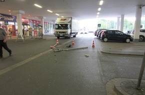 Feuerwehr Mülheim an der Ruhr: FW-MH: Verkehrsunfall auf Supermarktparkplatz am Heifeskamp
