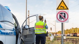 Bundespolizeidirektion München: Bundespolizeidirektion München: Person im Gleis verursacht Betriebsstörungen - Dementer Senior verirrt sich