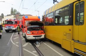 Feuerwehr Essen: FW-E: Rettungswagen der Feuerwehr kollidiert mit Straßenbahn