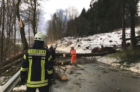 Feuerwehr Kirchhundem : FW-OE: Extremwetterlage hält Feuerwehr Kirchhundem auf trapp