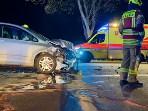 FW-OLL: Mobiltelefon alarmiert Rettungskräfte zu Verkehrsunfall mit drei verletzten Personen