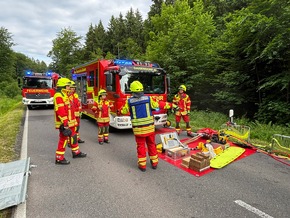 KFV Bodenseekreis: Feuerwehr rettet zwei Fahrzeuglenker aus Fahrzeugen nach schwerem Verkehrsunfall auf K7783