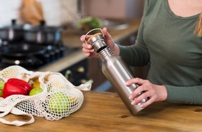 Verbraucherzentrale Nordrhein-Westfalen e.V.: Sauber unterwegs: Trinkflasche richtig reinigen