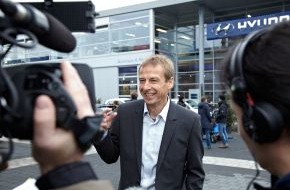 Hyundai Motor Deutschland GmbH: Mission Klinsmann / Fußball-Legende Jürgen Klinsmann startet zur EURO 2012 mit UEFA-Partner Hyundai eine neue Online-Kampagne - i30 ab 23. März im Laden (mit Bild)