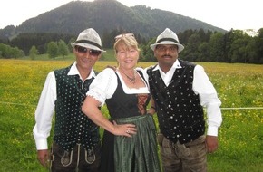 Kabel Eins: Inder in Tracht und Bayern, die's krachen lassen: "Stellungswechsel: Job bekannt, fremdes Land" - Taxitausch in Mumbai und Bad Tölz am Dienstag, 8. August 2011, um 20.15 Uhr bei kabel eins (mit Bild)