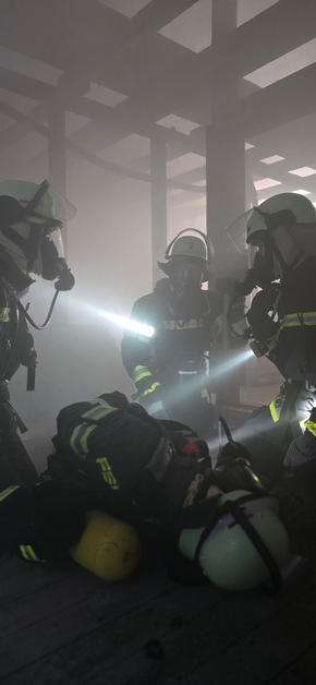 Freiwillige Feuerwehr Werne: FW-WRN: Feuerwehren Werne und Ascheberg proben den Ernstfall - Gelungene Gemeinschaftsübung an der Gemeindegrenze