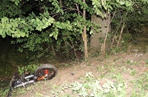 Kreispolizeibehörde Herford: POL-HF: Motorrad prallt gegen Baum - 18-Jähriger schwer verletzt