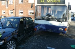 Polizei Düren: POL-DN: Zusammenstoß mit Schulbus