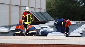 Freiwillige Feuerwehr Gemeinde Schiffdorf: FFW Schiffdorf: Ganz wie die Berufsfeuerwehr - Jugendfeuerwehren aus Spaden und Wehden proben den Ernstfall