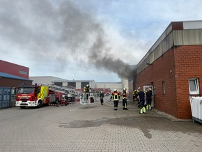 FW-AUR: Brennende Transporter in Hallenkomplex