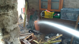 Freiwillige Feuerwehr Bedburg-Hau: FW-KLE: Stallungsgebäude niedergebrannt