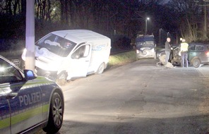Polizei Rheinisch-Bergischer Kreis: POL-RBK: Bergisch Gladbach - Klein-Transporter landet vor einem Betonpfeiler