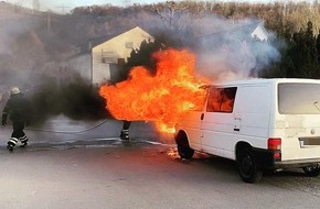 Feuerwehr Herdecke: FW-EN: VW-Bus brannte im Motorraum in voller Ausdehnung!