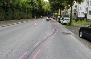Polizei Bochum: POL-BO: Bochum / Knapp 300 Meter lange Unfallstelle, kein Helm, keine Fahrerlaubnis, keine Zulassung! - Motorradfahrer (24) schwer verletzt