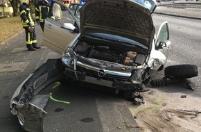 Feuerwehr Gelsenkirchen: FW-GE: Schwerer Verkehrsunfall hinterlässt ein Bild der Verwüstung
