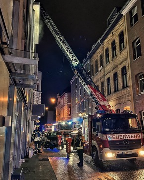 FW-NE: Wohnung im 3. OG in Vollbrand | Zwei Personen &amp; zwei Katzen durch Feuerwehr gerettet