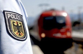 Bundespolizeiinspektion Frankfurt/Main: BPOL-F: Bundespolizei sucht Zeugen nach Steinwurf auf Zug in Wiesbaden