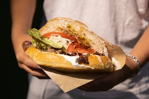 TikTok-Star Ferdi Ünlü eröffnet ersten Dönerladen in der Outletcity Metzingen: Keladams Kebab