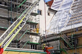 Feuerwehr München: FW-M: Arbeiter wird von Dachelementen eingeklemmt (Schwabing)