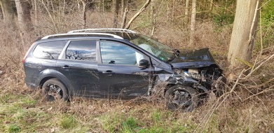 Polizeiinspektion Lüneburg/Lüchow-Dannenberg/Uelzen: POL-LG: ++ von der Fahrbahn abgekommen - noch am Unfallort verstorben ++ Gewinnversprechen - Betrüger weiterhin aktiv ++ Ladendiebstähle - Verkehrsunfallflucht ++ Kind von Auto erfasst ++