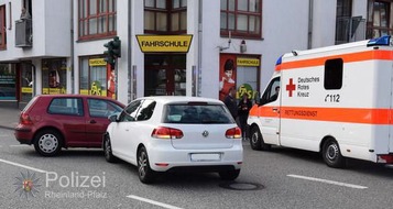 Polizeipräsidium Westpfalz: POL-PPWP: Unfall auf Kreuzung mit einem Verletzten und hohem Sachschaden