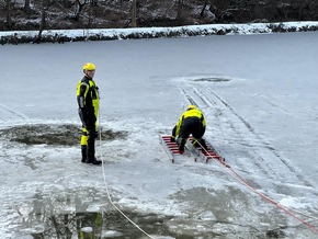 FW Hennef: Feuerwehr Hennef &uuml;bt Menschrettung auf zugefrorenem Teich