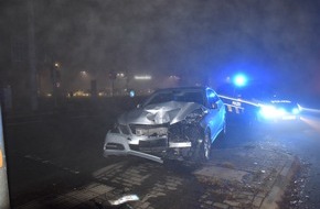 Kreispolizeibehörde Herford: POL-HF: Verkehrsunfall - Alkoholisierter Fahrer kollidiert mit Ampel
