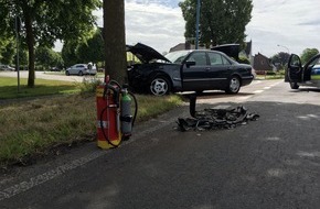 Freiwillige Feuerwehr Bedburg-Hau: FW-KLE: Verkehrsunfall: Fahrzeuge prallen gegen Baum und Lärmschutzwand / Fahrer werden verletzt