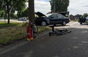 Freiwillige Feuerwehr Bedburg-Hau: FW-KLE: Verkehrsunfall: Fahrzeuge prallen gegen Baum und Lärmschutzwand / Fahrer werden verletzt