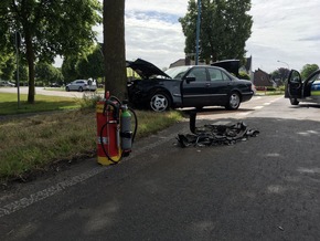 FW-KLE: Verkehrsunfall: Fahrzeuge prallen gegen Baum und Lärmschutzwand / Fahrer werden verletzt