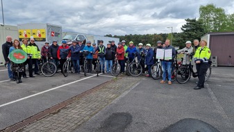 Polizeiinspektion Emsland/Grafschaft Bentheim: POL-EL: Emsland - Friseurbetriebe in Lingen und Meppen führen Gespräche mit Senioren über Unfallprävention (Foto)