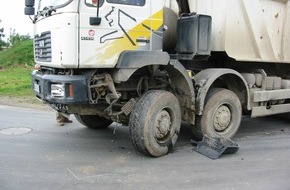 Polizeidirektion Göttingen: POL-GOE: (659) Auto rutscht unter Lastwagen - 67-Jähriger schwer verletzt