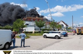Feuerwehr München: FW-M: Starke Rauchentwicklung durch Brand auf Dach (Ramersdorf)