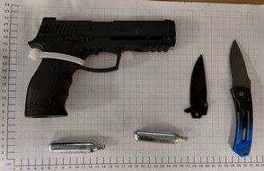 Bundespolizeidirektion Sankt Augustin: BPOL NRW: Bundespolizei beschlagnahmt Pistole und Messer