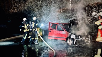 FFW Gemeinde Schwalmtal: FFW Schwalmtal: Feuerwehr löscht brennenden PKW