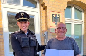 Bundespolizeiinspektion Magdeburg: BPOLI MD: Ehrung Zivilcourage: Die Bundespolizei bedankt sich bei einem sehr couragierten Herrn