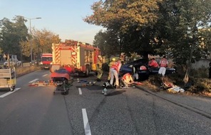 Polizeipräsidium Westpfalz: POL-PPWP: Nach einem schweren Verkehrsunfall sucht die Polizei einen schwarzen PKW