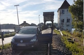 Bundespolizeiinspektion Flensburg: BPOL-FL: Autofahrer fährt ins Gleisbett: Zahlreise Zugausfälle