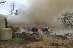 Freiwillige Feuerwehr Bedburg-Hau: FW-KLE: Heuballen gehen in Flammen auf